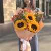 Букет с подсолнухами и розами
